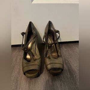 Vera Wang Heels in Taupe